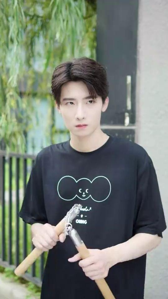 哥哥们为何对我那样,揭秘哥哥们对我态度背后的真相